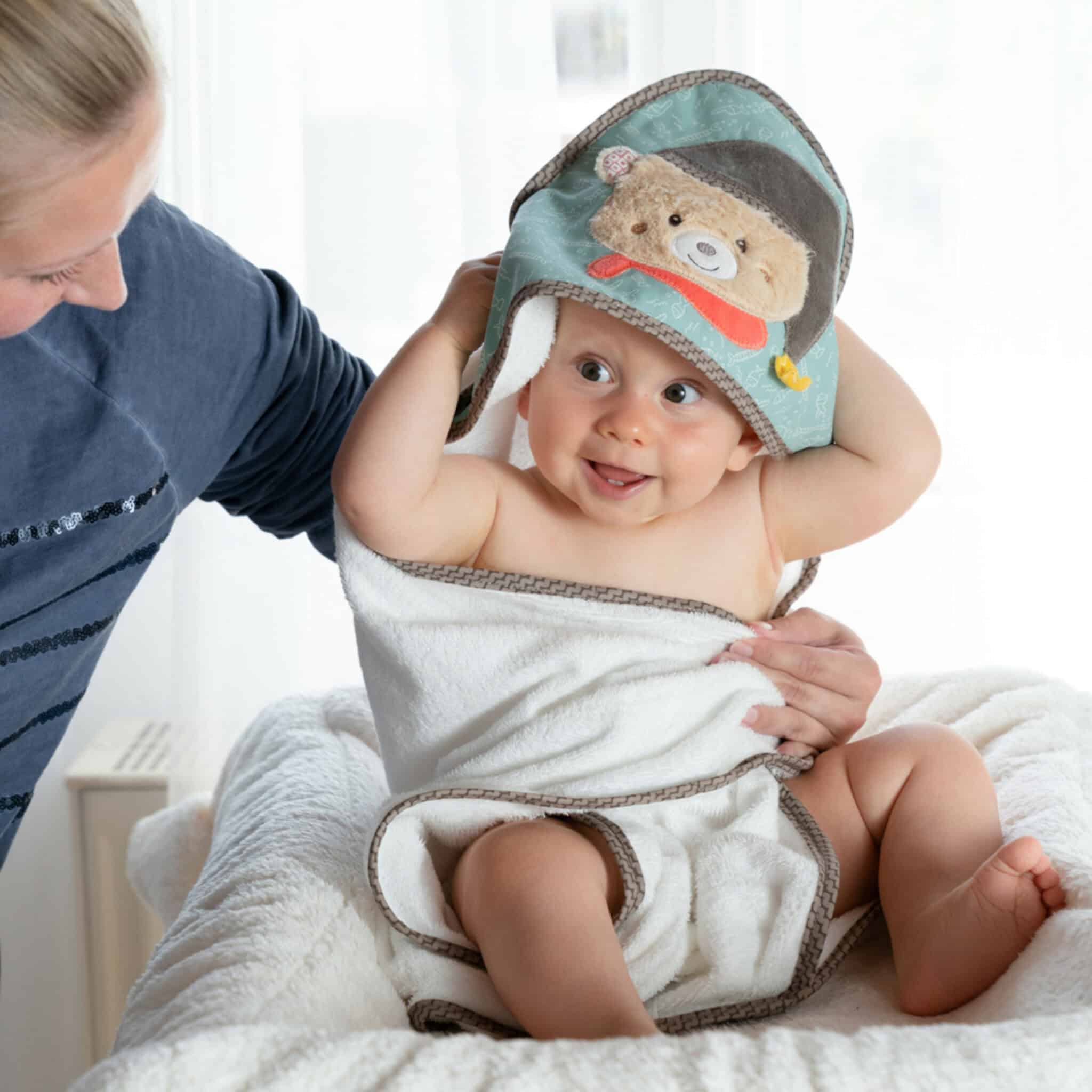 Fehn Kapuzenbadetuch Bär mit fröhlichem Baby